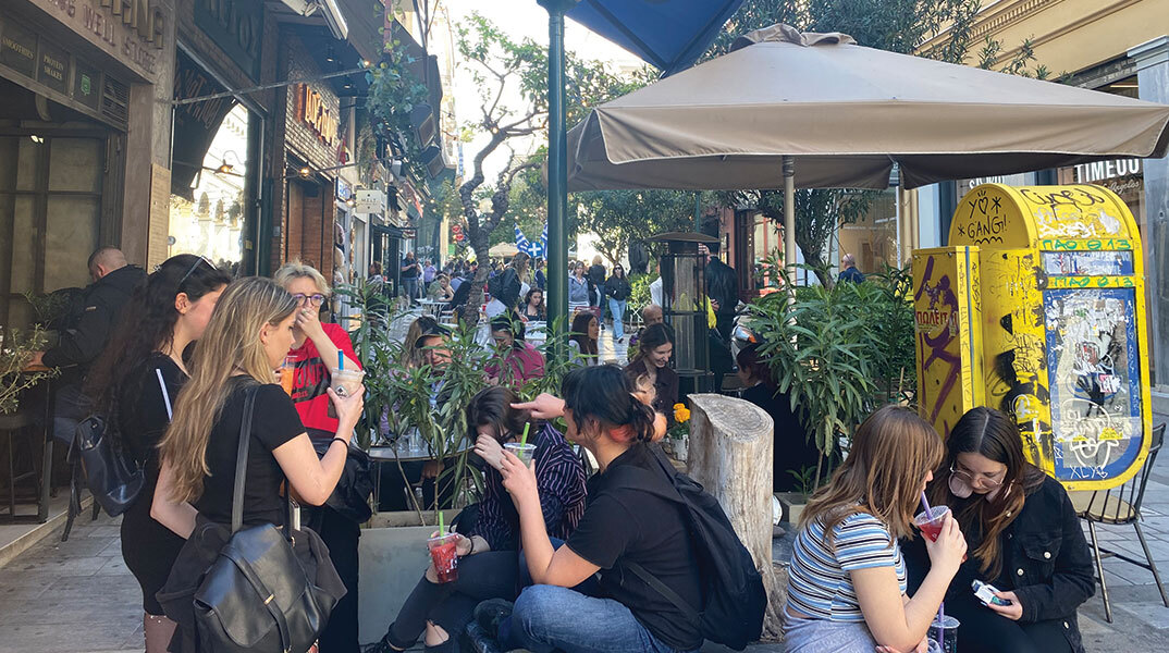 Τραπεζοκαθίσματα στα πεζοδρόμια: Η συγγραφέας Λένα Διβάνη κυκλοφορεί στην πόλη, φωτογραφίζει ό,τι της κάνει κλικ και γράφει μερικές σκέψεις