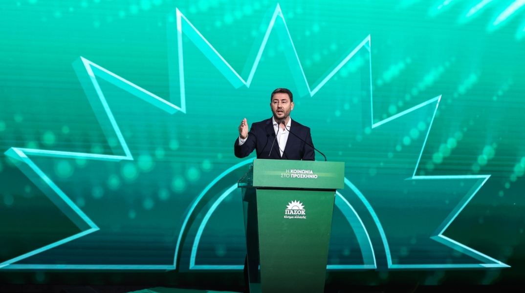 Ο Μάνος Βουλαρίνος σχολιάζει την πτώση του ΠΑΣΟΚ - Κίνημα Αλλαγής στις δημοσκοπήσεις και τη στάση του στην προεκλογική περίοδο.