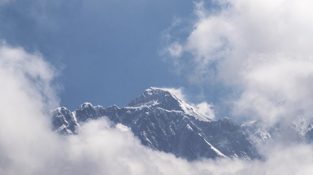 Νεπάλ: Φόβοι για συνωστισμό στη «ζώνη θανάτου» του όρους Έβερεστ, καθώς οι αρχές εκδίδουν αριθμό ρεκόρ ορειβατικών αδειών.
