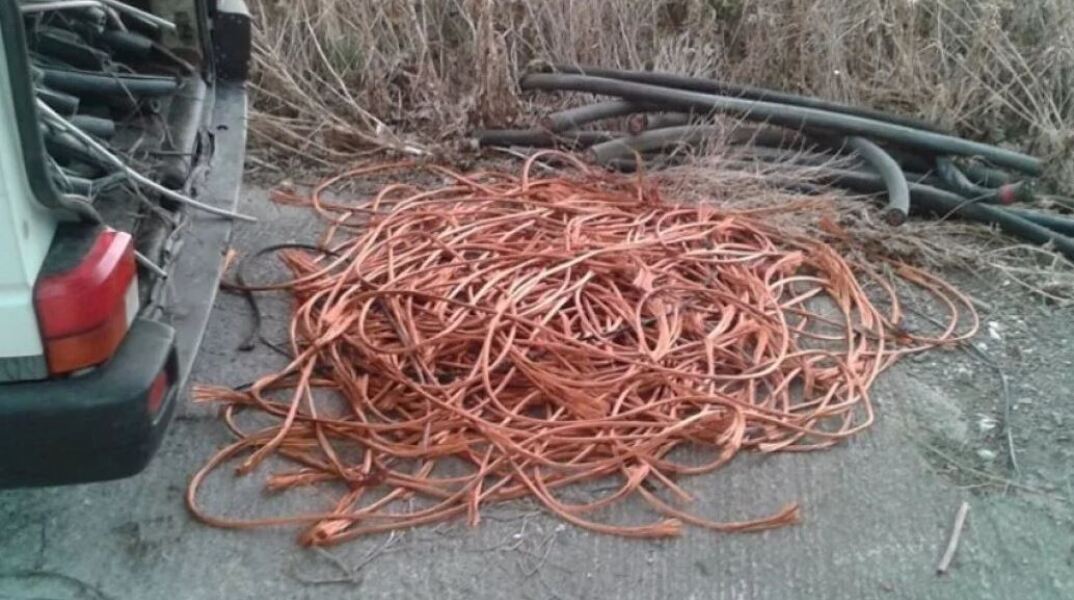 «Κυνηγοί» χαλκού πιάστηκαν την ώρα που έκαιγαν κλεμμένα καλώδια