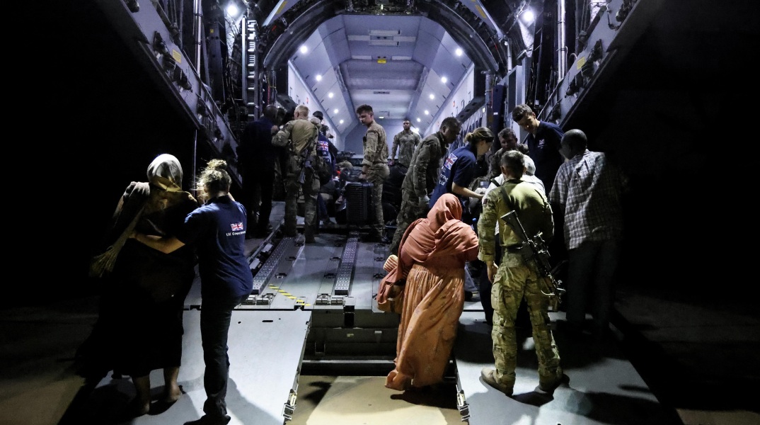 Σουδάν: Οι παραστρατιωτικές ΔΤΥ έπληξαν τουρκικό αεροσκάφος που θα απομάκρυνε πολίτες - Τραυματίστηκε ένα μέλος του πληρώματος, σύμφωνα με τον σουδανικό στρατό.