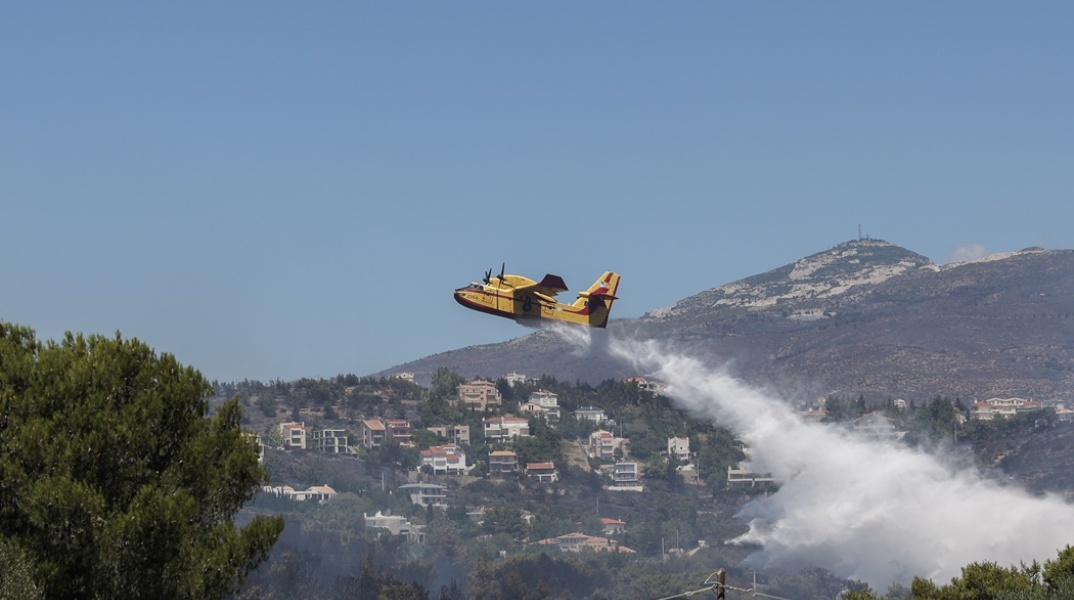 Καναντέρ επιχειρεί για την κατάσβεση φωτιάς