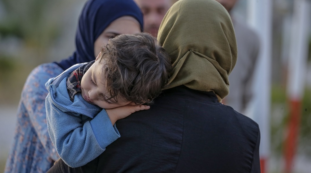 Σουδάν: Μητέρα κρατά στην αγκαλιά της το παιδί της 