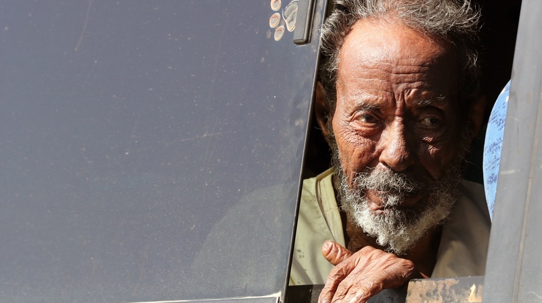 Σουδάν - ΄Άνδρας με θλιμμένο βλέμμα σε μεταγωγικό για την απομάκρυνσή του από την εμπόλεμη ζώνη