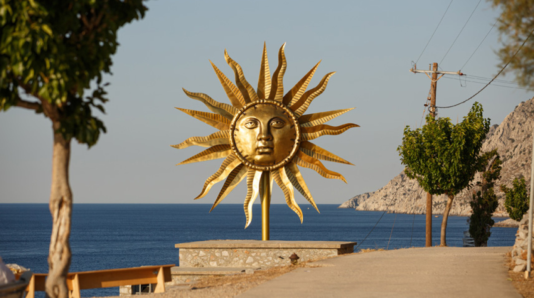 Το "Apollo Wind Spinner" του Τζεφ Κουνς στον χώρο του παλαιού σφαγείου στην Ύδρα