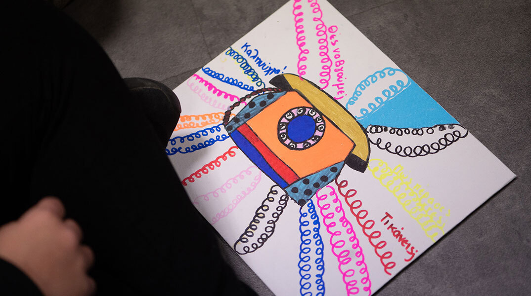 «Εικονογραφούμε μία τηλεφωνική συνομιλία». Λέξεις, συναισθήματα & πολύχρωμα τηλέφωνα στο Μουσείο Τηλεπικοινωνιών