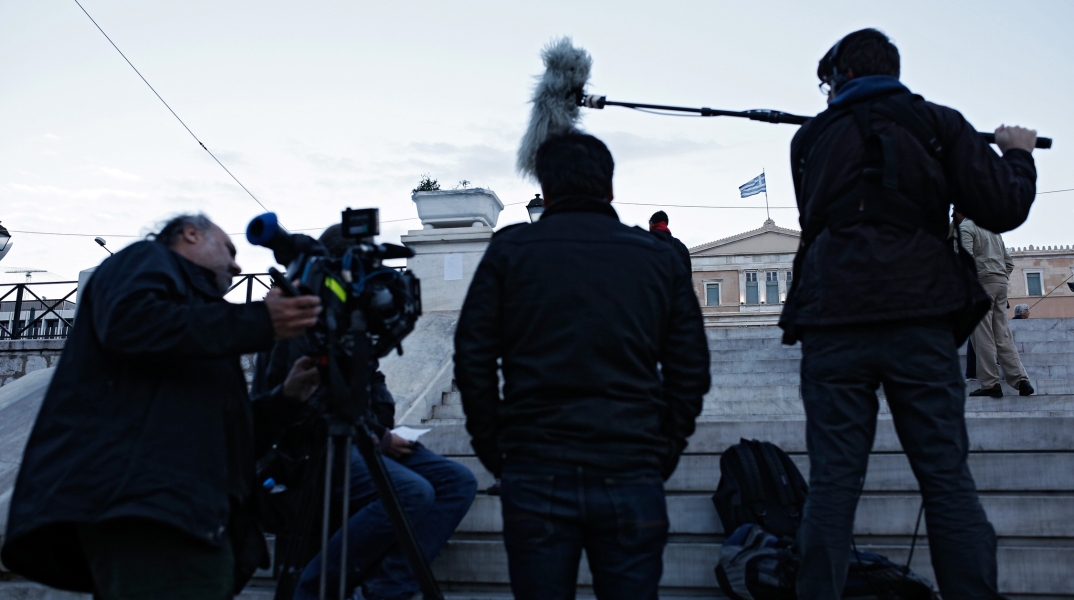 Γυρίσματα στο κέντρο της Αθήνας, στην πλατεία Συντάγματος