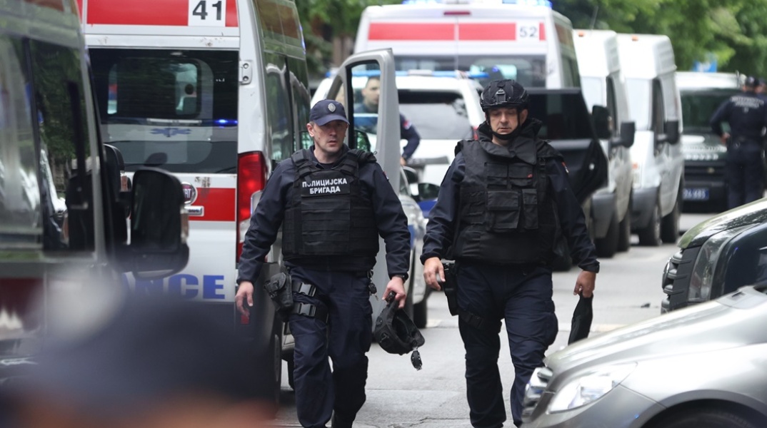 Αστυνομικές δυνάμεις σε δημοτικό σχολείο στο Βελιγράδι