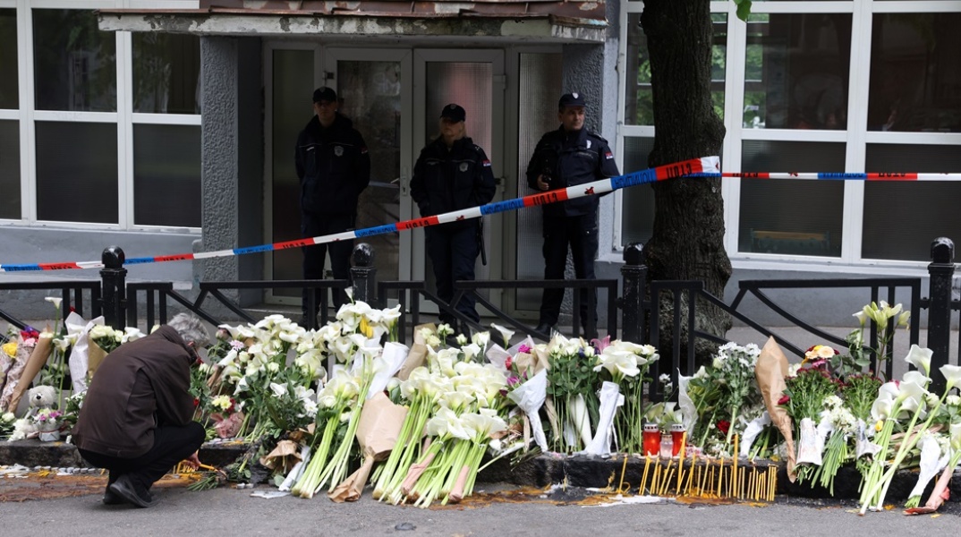 Λουλούδια και αρκουδάκια έξω από το δημοτικό σχολείο όπου καταγράφηκε το μακελειό με οκτώ νεκρούς μαθητές και έναν φύλακα σε δημοτικό σχολείο στο Βελιγράδι - 14 ετών ο ένοπλος
