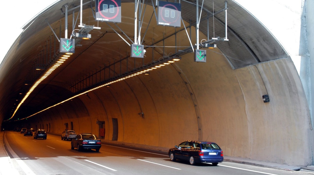 Φωτιά ξέσπασε μέσα στο τούνελ της Κακιάς Σκάλας, στο ρεύμα του δρόμου προς Κόρινθο και η κυκλοφορία είναι προβληματική στο σημείο.