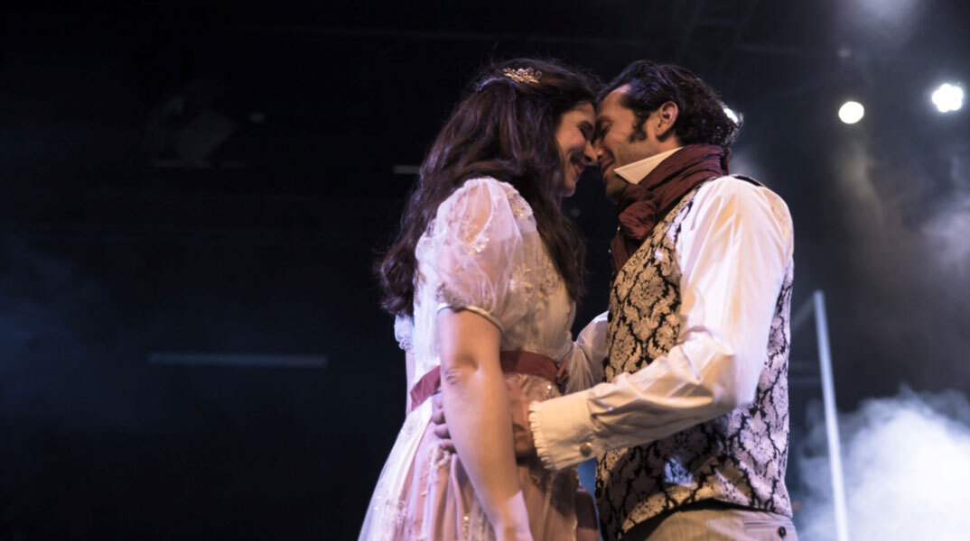 «Περηφάνια και Προκατάληψη» της Τζέιν Όστεν σε διασκευή Ιόλης Ανδρεάδη και Άρη Ασπρούλη και σκηνοθεσία Ιόλης Ανδρεάδη στο Δεύτερο Πρόγραμμα 103.7