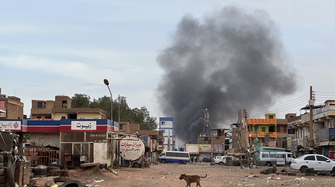 Καπνοί από εκρήξεις στο Σουδάν - Άδειοι δρόμοι, κατεστραμμένα κτίρια 