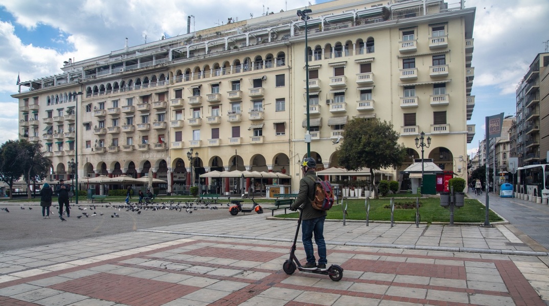Θεσσαλονίκη: Ληστεία σε βάρος 59χρονου που λιποθύμησε στην πλατεία Αριστοτέλους - Του έκλεψαν το πορτοφόλι ενώ είχε χαμένες τις αισθήσεις του.