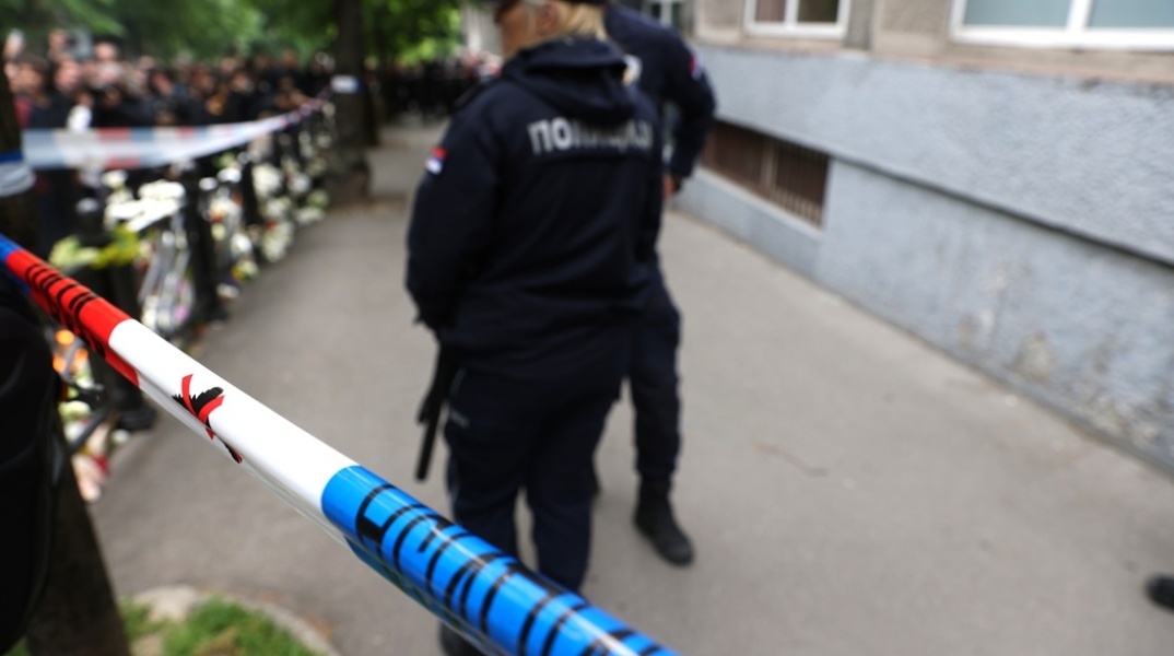 Οι αστυνομικές αρχές της Σερβίας έχουν αποκλείσει την περιοχή όπου έγινε επίθεση με όπλο