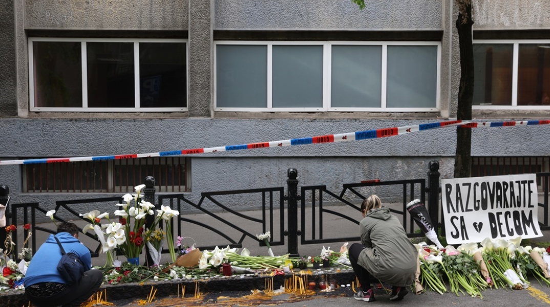 Λουλούδια, αρκουδάκια και κεριά έξω από το δημοτικό σχολείο όπου καταγράφηκε το μακελειό στη Σερβία