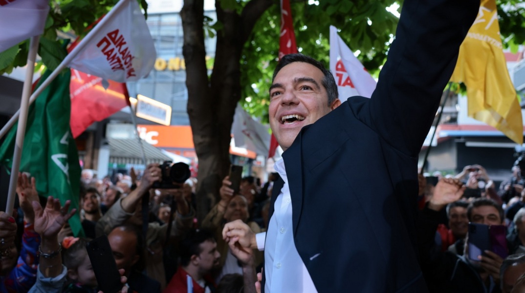 H λέξη «αλλαγή» στον προεκλογικό λόγο του ΣΥΡΙΖΑ, οι πολιτικές αναφορές στον ιδρυτή του ΠΑΣΟΚ, Ανδρέα Παπανδρέου, και η στάση του Αλέξη Τσίπρα.