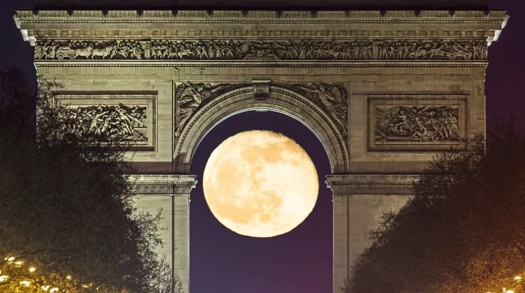Εντυπωσιακή φωτογραφία της πανσελήνου μέσα στην Αψίδα του Θριάμβου κοινοποιήθηκε από τη NASA - Μήνες προγραμματισμού τη λήψη του Stefano Zanarello.
