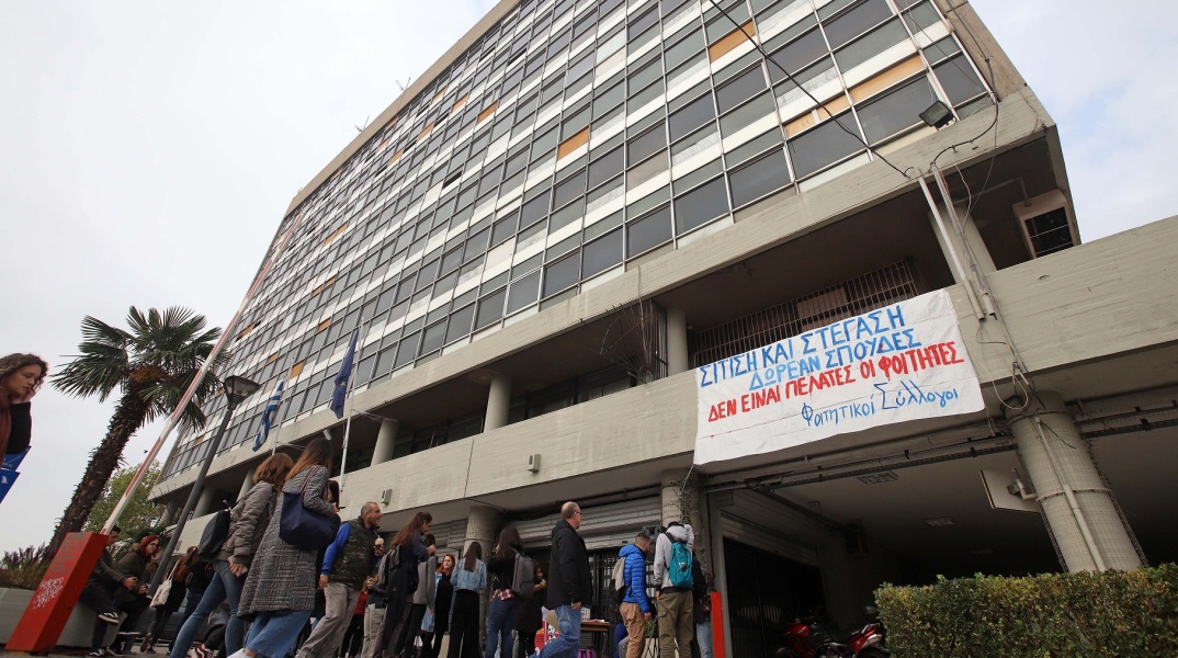 Θεσσαλονίκη: Κατάληψη στη φοιτητική λέσχη του Αριστοτελείου Πανεπιστημίου - Ζητούν να μη γίνεται επίδειξη της κάρτας σίτισης και να επαναπροσληφθούν εργαζόμενοι
