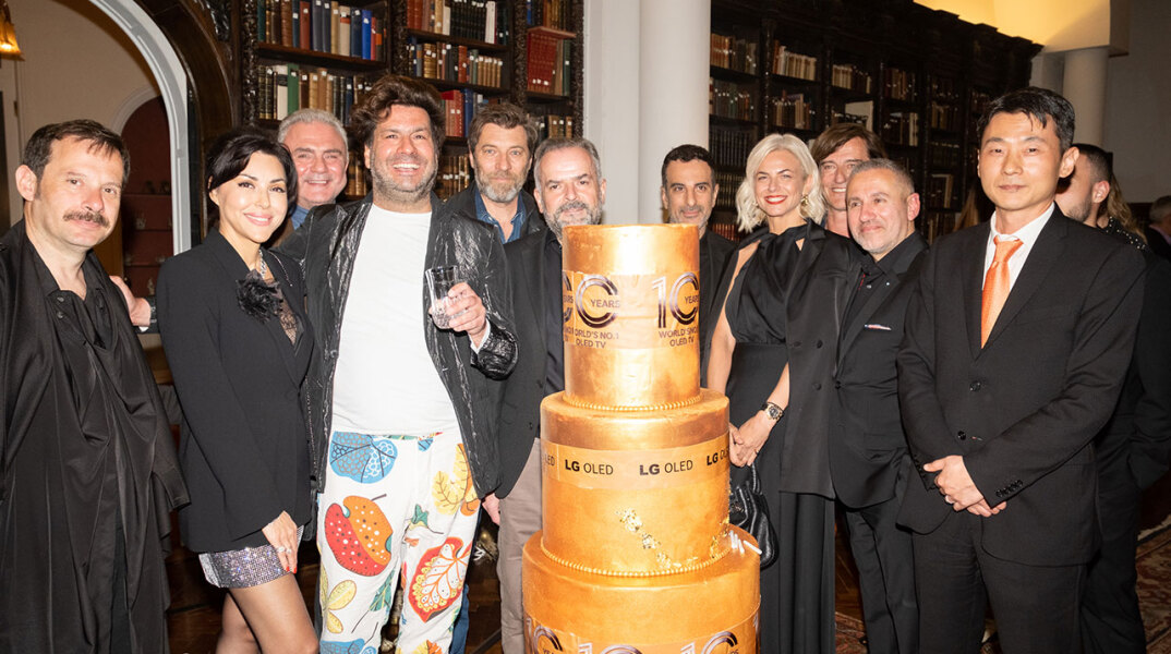 Στιγμιότυπο από τη γενέθλια τούρτα της βραδιάς