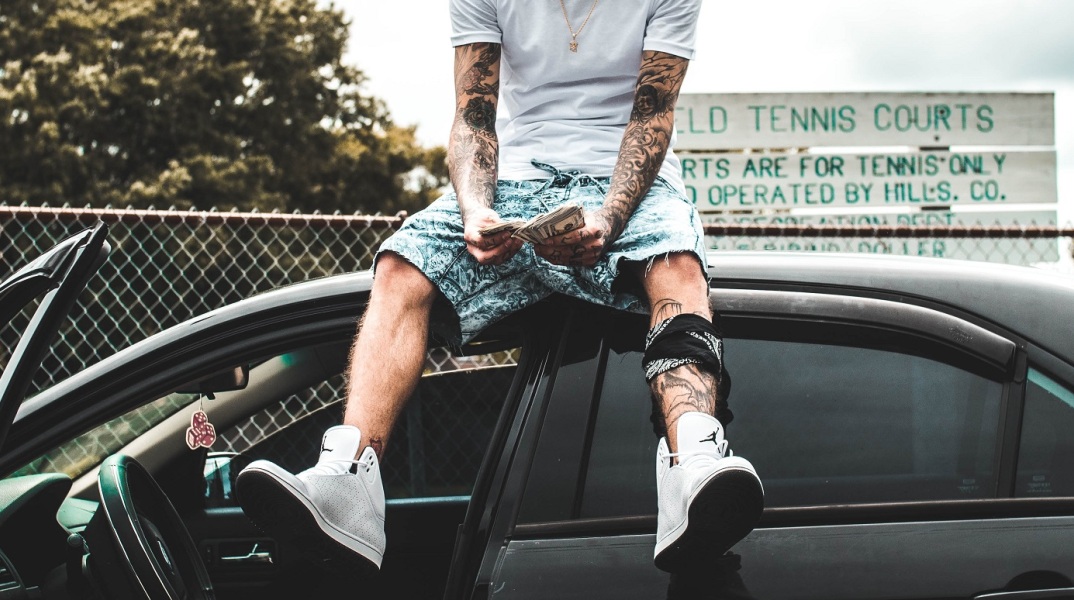 Βέλγιο: Επεισοδιακή αστυνομική καταδίωξη στην Αμβέρσα - Οδηγός πέταξε από τα παράθυρα του αυτοκινήτου δεκάδες χιλιάδες ευρώ.