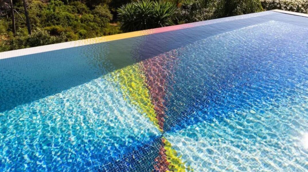 Chromadynamica Pool», η πισίνα-έργο του Felipe Pantone με 130.000 γυάλινα  πλακίδια στα χρώματα του ουράνιου τόξου