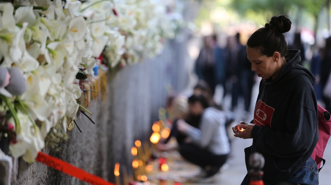 Λίγα λουλούδια έξω από το σχολείο στη Σερβία μετά το μακελειό