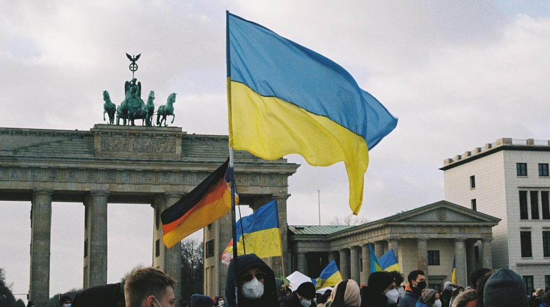 Γερμανία: Δικαστήριο ακύρωσε την απαγόρευση χρήσης ουκρανικών σημαιών και συμβόλων στις εκδηλώσεις για την επέτειο του τέλους του Β' Παγκοσμίου Πολέμου.