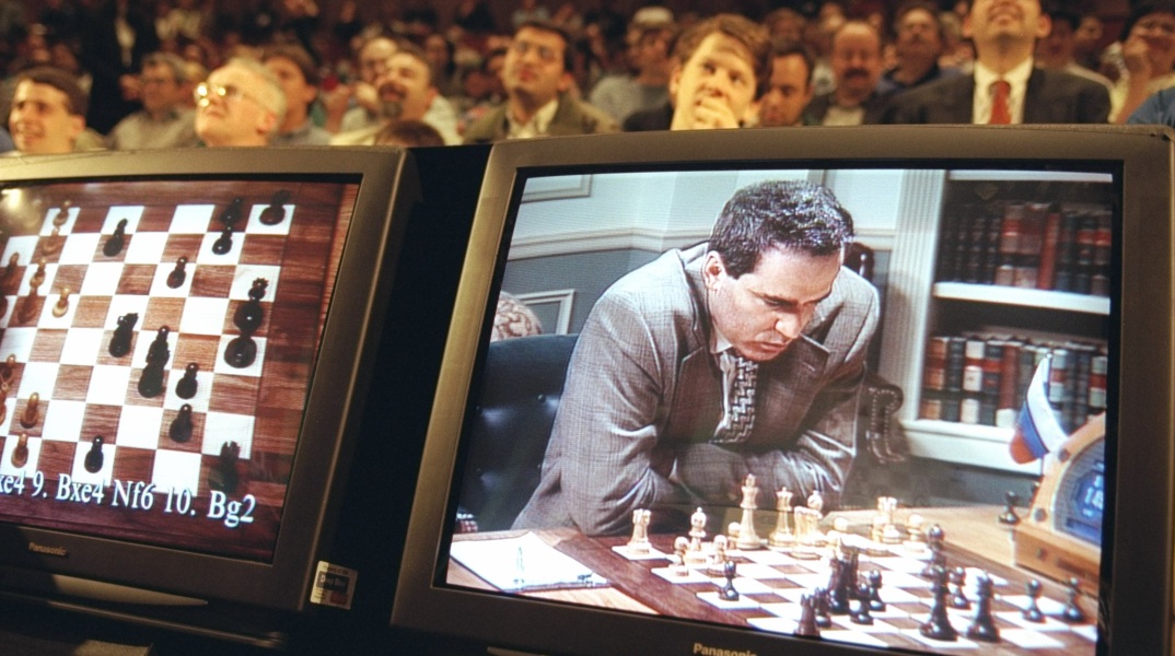 Σαν σήμερα 11 Μαΐου: Το 1997 ο Γκάρι Κασπάροφ χάνει στο σκάκι από τον υπολογιστή Deep Blue και η πρώιμη εκδοχή της τεχνολογίας AI απασχολεί τον δημόσιο διάλογο.