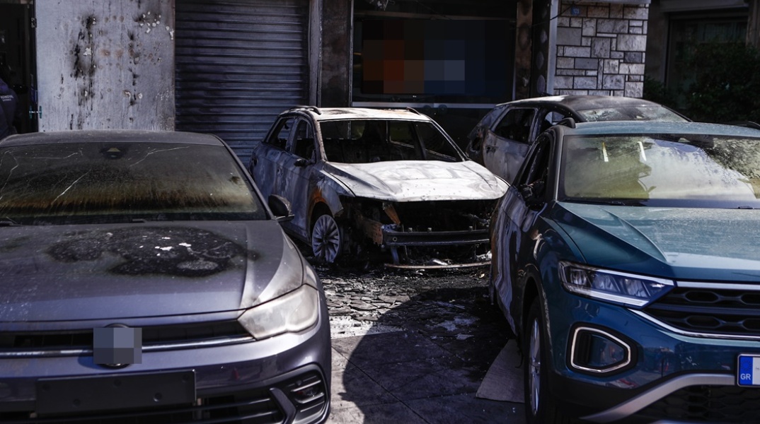 Εμπρησμός σε μάντρα αυτοκινήτων στη Λ. Αλεξάνδρας - Επτά καμένα αυτοκίνητα