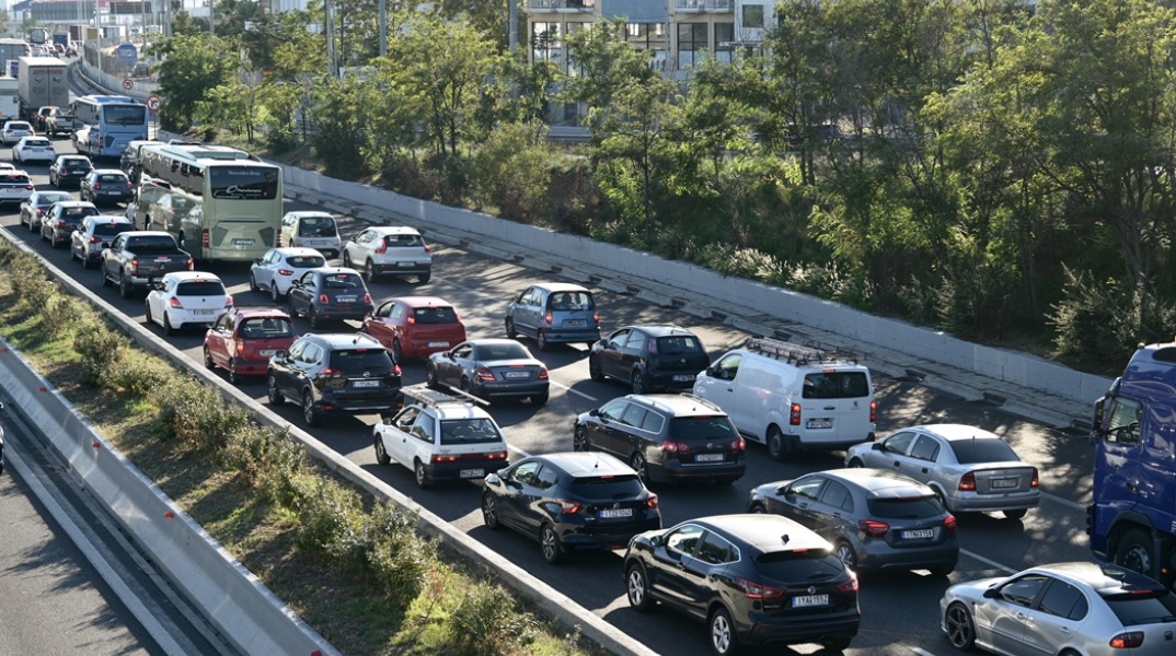 Αυτοκίνητα σε στοίχους λόγω κίνησης σε κεντρικό δρόμο της Αθήνας