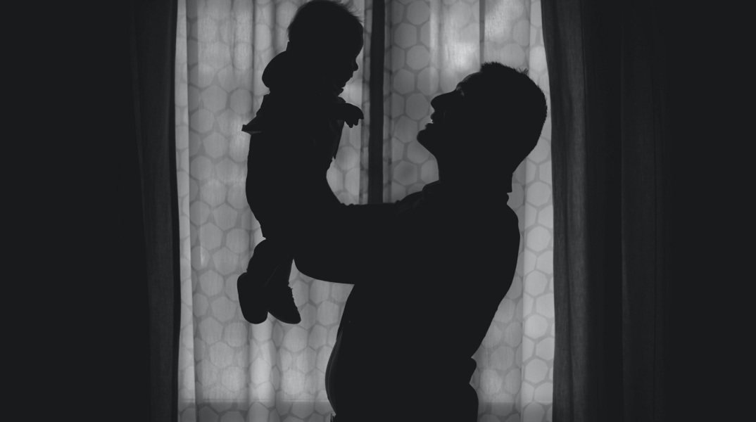 Τα στερεότυπα και οι αλλαγές για τον ρόλο και την κλίση γυναικών και ανδρών ως μαμάδων και μπαμπάδων.