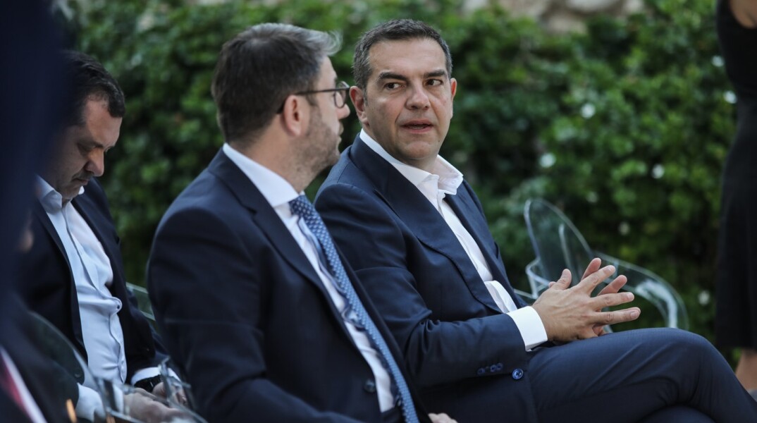 Το πολιτικό «φλερτ» Τσίπρα - Ανδρουλάκη και η αντίδραση Μητσοτάκη