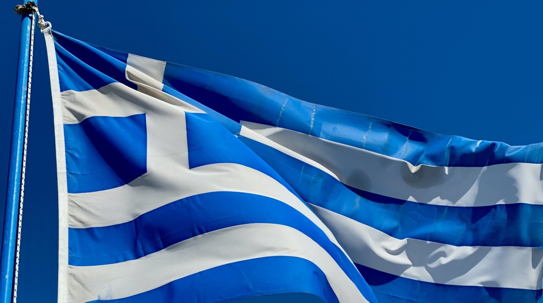Αλεξανδρούπολη: Υψώθηκε η μεγαλύτερη ελληνική σημαία επιφάνειας 618 τ.μ, με αφορμή την 103η επέτειο της απελευθέρωσης της πόλης.