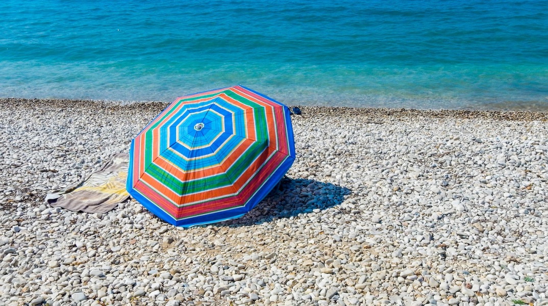 Η Επιστήμη Μπινάζη γράφει για τα πλεονεκτήματα που προσφέρει ο Μάιος για διακοπές στην Ελλάδα.