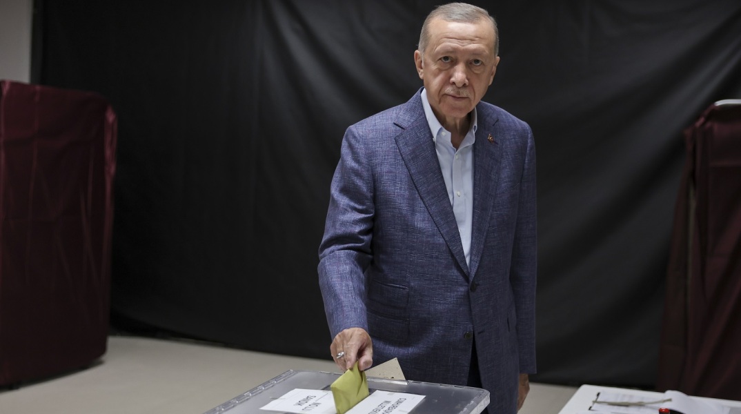 Εκλογές στην Τουρκία: Ψήφισε ο Ρετζέπ Ταγίπ Ερντογάν - Διατύπωσε την ευχή ενός «επικερδούς μέλλοντος» για τη χώρα - Σε εξέλιξη η κρίσιμη διαδικασία. 