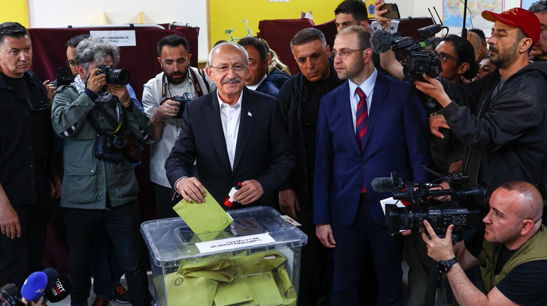 Εκλογές στην Τουρκία: Ψήφισε ο Κεμάλ Κιλιτσντάρογλου, βασικός αντίπαλος του Ερντογάν - Σε εξέλιξη η κρίσιμη διαδικασία. 