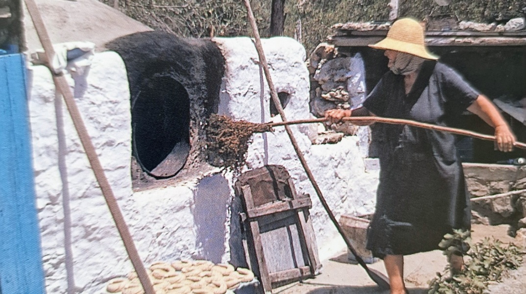 Ο Τζώρτζης Μακρυωνίτης, συριανός καθηγητής και μελετητής, με το βιβλίο του «O παραδοσιακός φούρνος στις Κυκλάδες και τα Δωδεκάνησα» μας ξεναγεί στην αιγαιοπελαγίτικη παράδοση. 