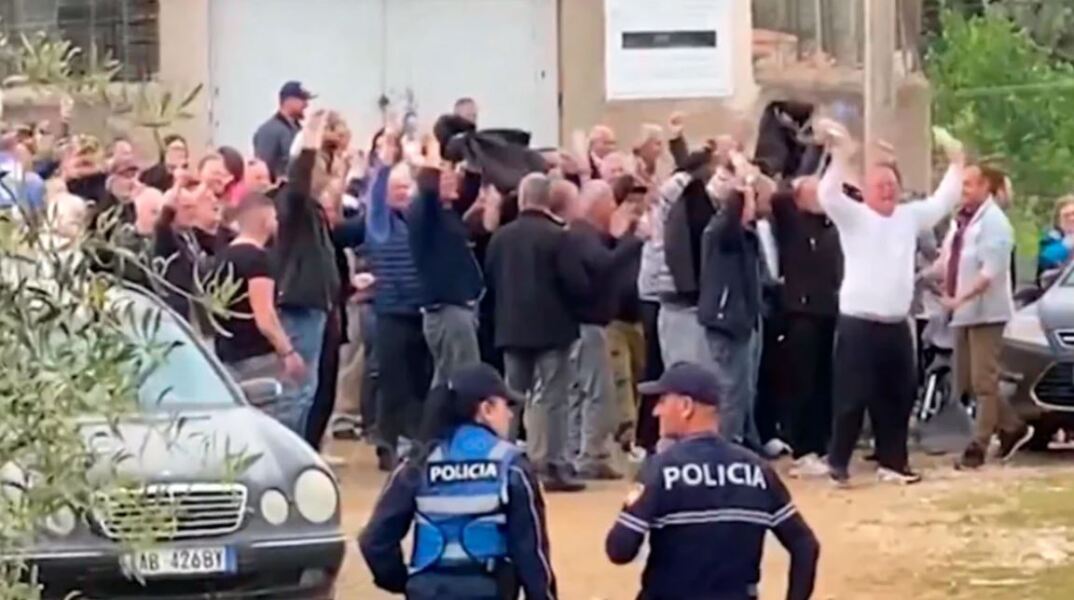 Νίκη Μπελέρη στη Χειμάρρα - Πανηγυρικό κλίμα έξω από εκλογικά τμήματα