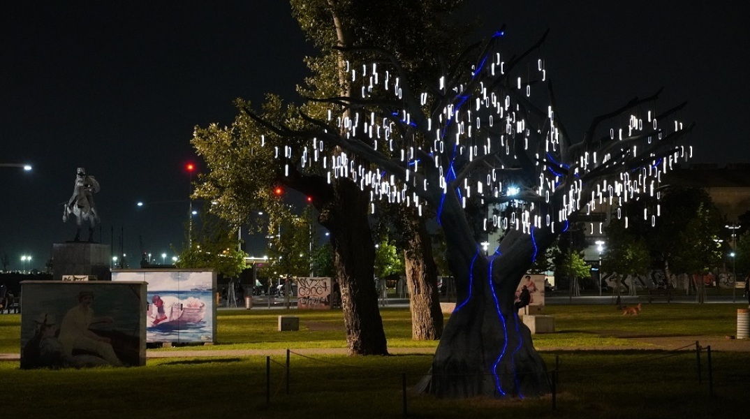 Θεσσαλονίκη: «Άνθισε» το γλυπτό φωτοβολταϊκό δέντρο στη Νέα Παραλία -  Για την κατασκευή του χρησιμοποιήθηκαν ανακυκλωμένες συσκευές θέρμανσης καπνού.