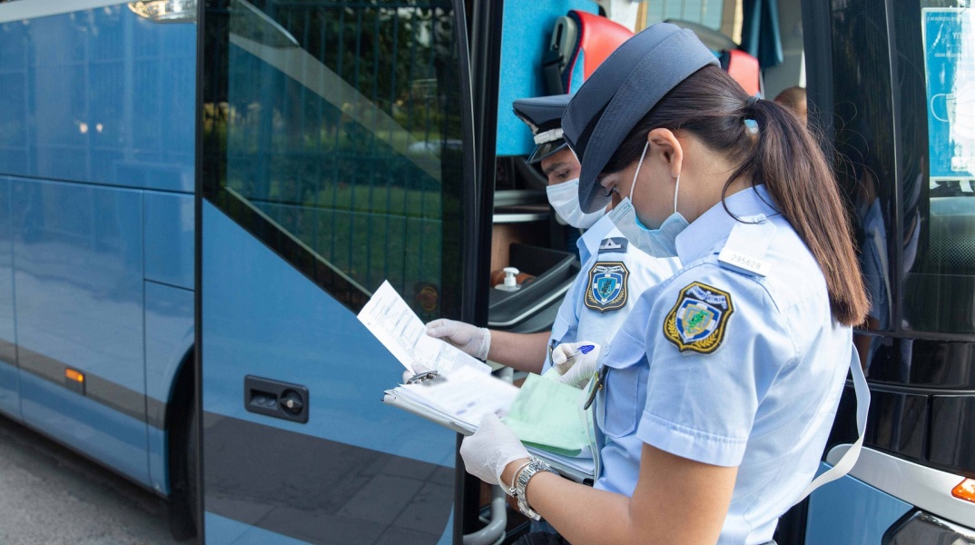 Τρίκαλα: Υπεράριθμοι μαθητές σε σχολική εκδρομή καλύφθηκαν από τα μπουφάν άλλων ανηλίκων - Έχασε το δίπλωμά του ο οδηγός.