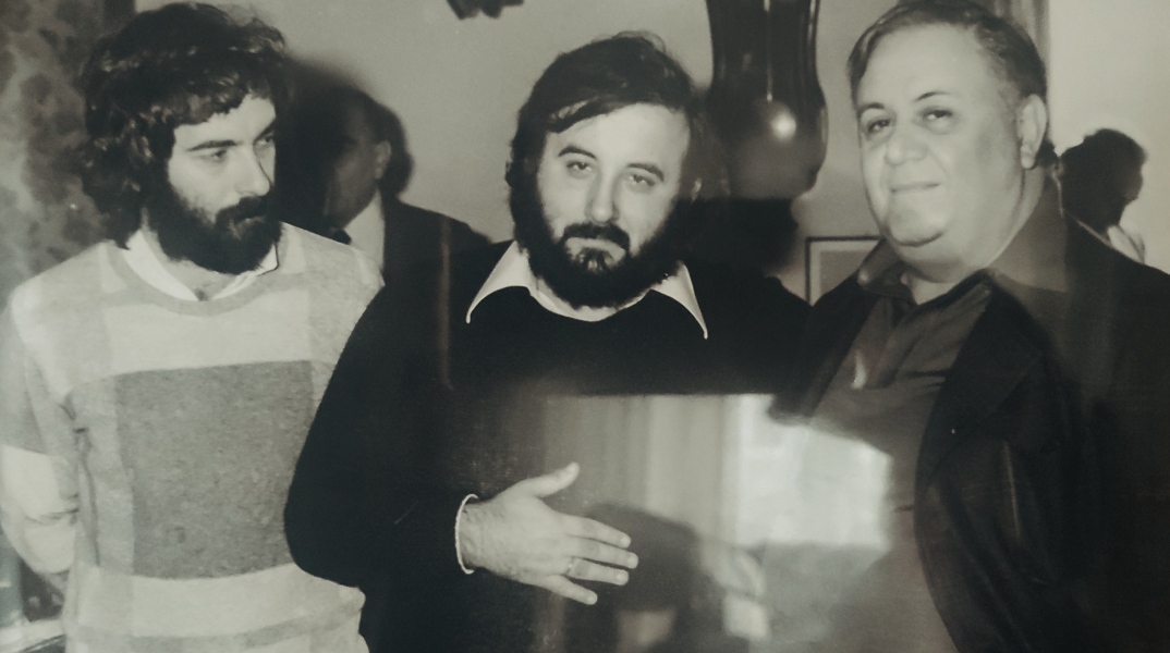 Ο Γιάννης Κούτρας και η μουσική του πορεία: Ο μουσικός παραγωγός Άγγελος Σφακιανάκης θυμάται τη γνωριμία και τη συνεργασία του με τον σπουδαίο τραγουδιστή