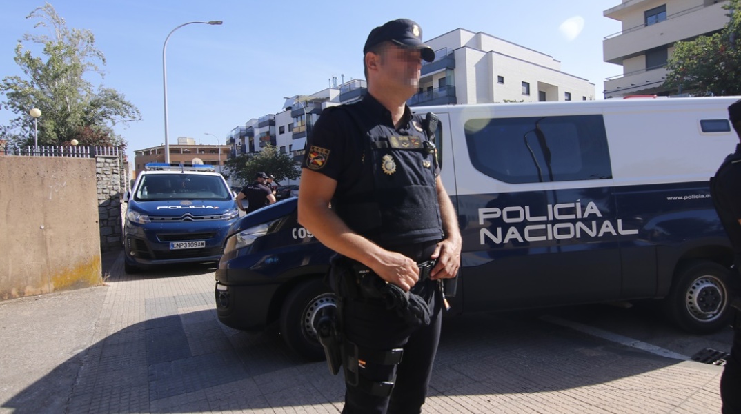 Αστυνομικός και περιπολικό σε γεγονός στην Ισπανία