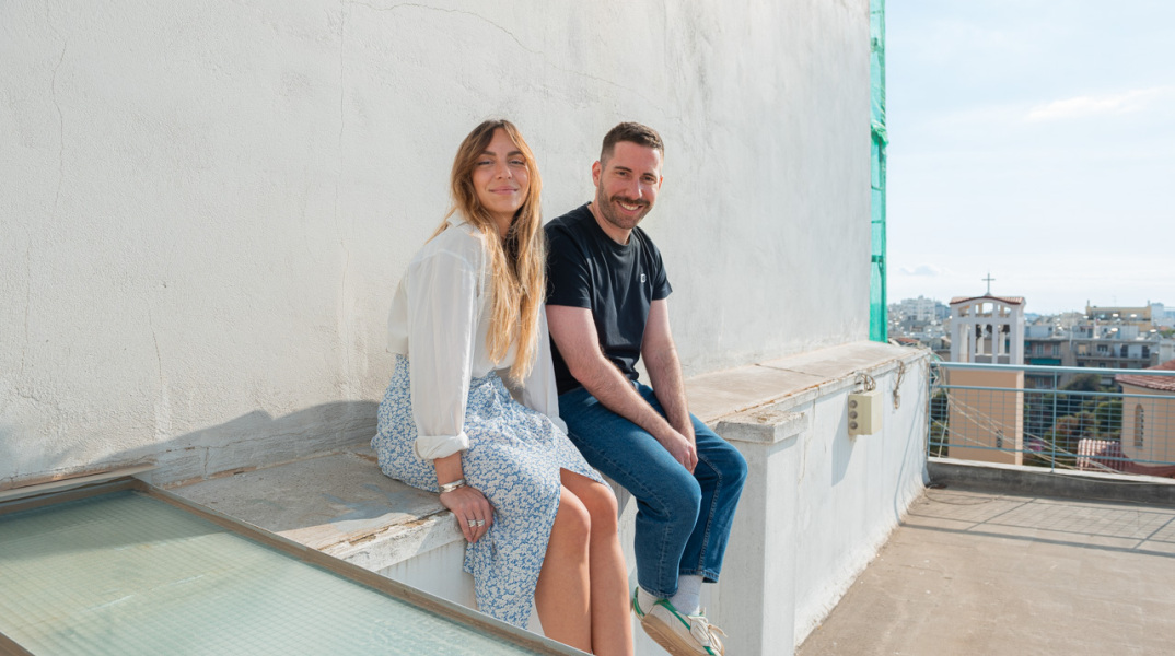 Οι δημιουργοί του λογαριασμού Read.Poop.Sleep. στο Instagram, Ελένη Σημαντηράκη και Πάνος Μυριαγκός μιλούν στην ATHENS VOICE για το viral περιεχόμενο, το χιούμορ ως άμυνα και τη δημιουργικότητα.