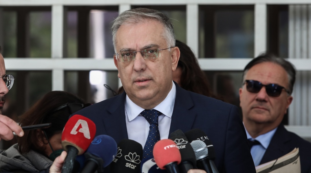 Τάκης Θεοδωρικάκος: «Ο λαός μίλησε, η Δημοκρατία δεν φυλακίζεται» - Συγχαρητήρια στον Φρέντι Μπελέρη από τον υπουργό Προστασίας του Πολίτη.