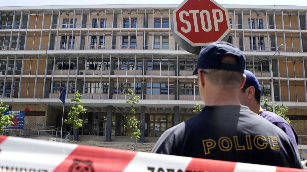 Θεσσαλονίκη: Κάθειρξη 12 ετών σε 40χρονο που έριχνε σε λήθαργο τα ανήλικα παιδιά της συντρόφου του και τα βίαζε - Πέρασαν τρία χρόνια για να αποκαλυφθεί η υπόθεση.