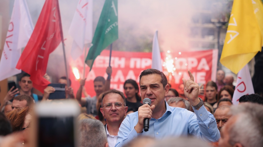 Εκλογές 2023 - Αλέξης Τσίπρας από την Ηγουμενίτσα: Οι νέοι να διαψεύσουν τις προβλέψεις που λένε ότι ο κ. Μητσοτάκης θα έχει άλλη μία τετραετία αλαζονείας.