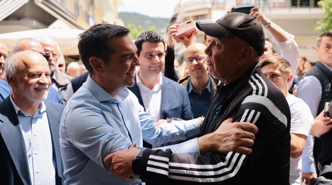 Εκλογές 2023 - Αλέξης Τσίπρας: Καφές και ποδοσφαιρική συζήτηση του προέδρου του ΣΥΡΙΖΑ-ΠΣ με τον Χουάν Ραμόν Ρότσα στην Ηγουμενίτσα.