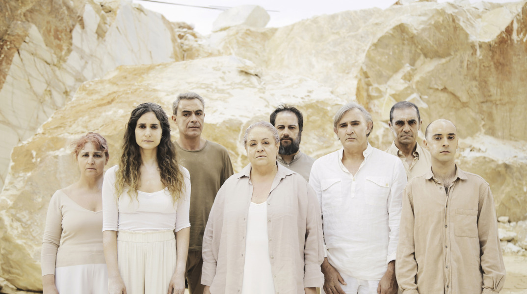 Ο θίασος της "Εκάβης": Ηλεάνα Μπάλλα , Μαρίνα Καλογήρου, Θανάσης Κουρλαμπάς, Ελένη Κοκκίδου, Ιωσήφ Ιωσηφίδης, Άκης Σακελλαρίου, Αλέκος Συσσοβίτης, Ερρίκος Μηλιάρης