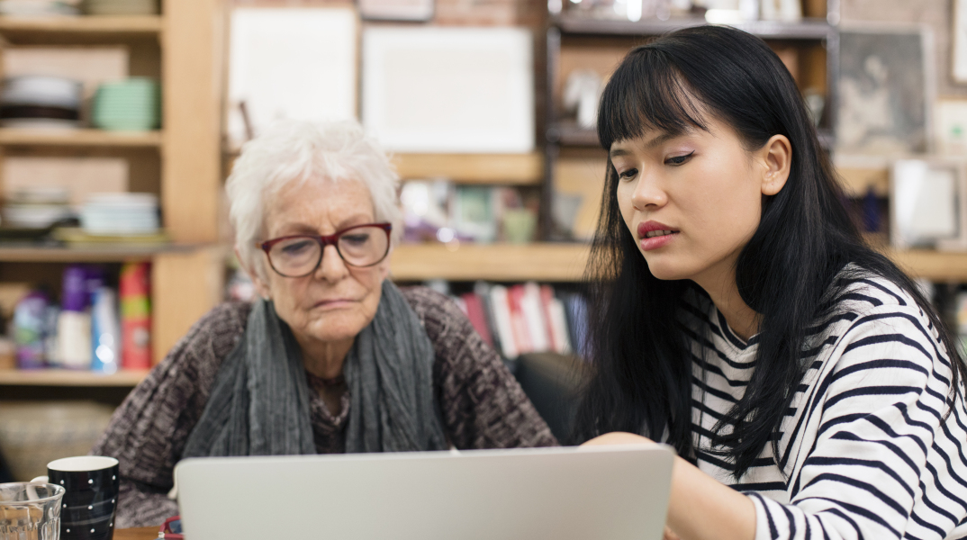 H Joan Jonas στο εργαστήριό της στη Νέα Υόρκη με την Thao Nguyen Phan