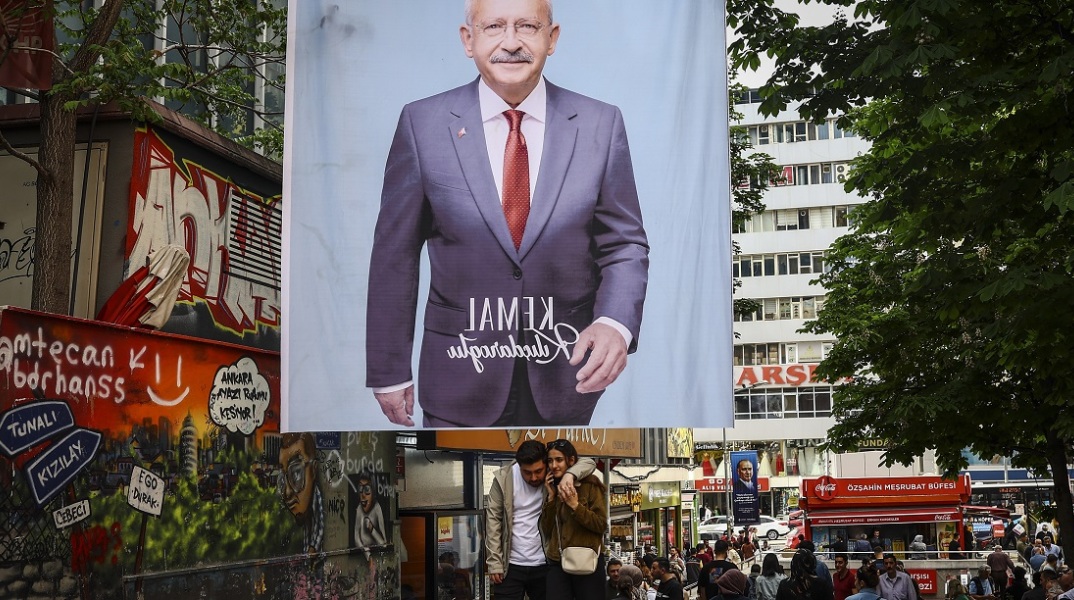 Εκλογές στην Τουρκία: Ο Κεμάλ Κιλιτσντάρογλου προσπαθεί να προσελκύσει τους νέους ενόψει του β' γύρου - Το μήνυμά του προς τους ψηφοφόρους.